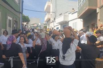 Unas 5.000 personas se remojan en la primera Traída del Agua tras la pandemia/Francisco Javier Santana y TA.